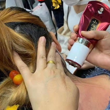 黃飛鴻小佰草抑菌液刮痧案例